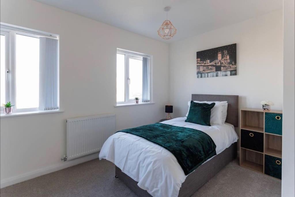 Luxury 3-Bedroom, 2-Bathroom Home Sleeps 7 People Liverpool Exterior photo