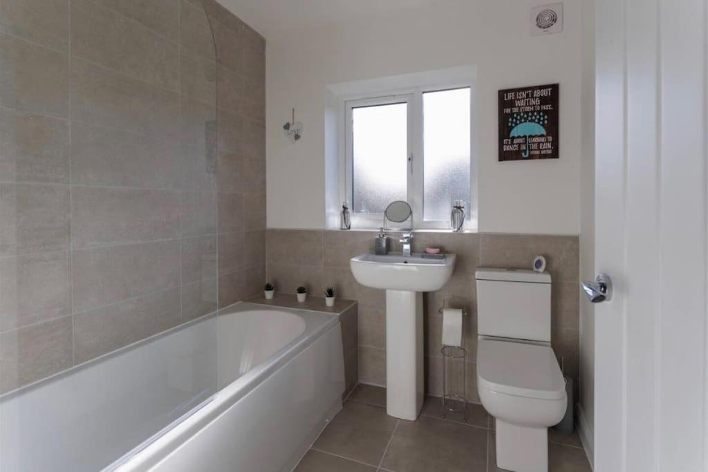 Luxury 3-Bedroom, 2-Bathroom Home Sleeps 7 People Liverpool Exterior photo